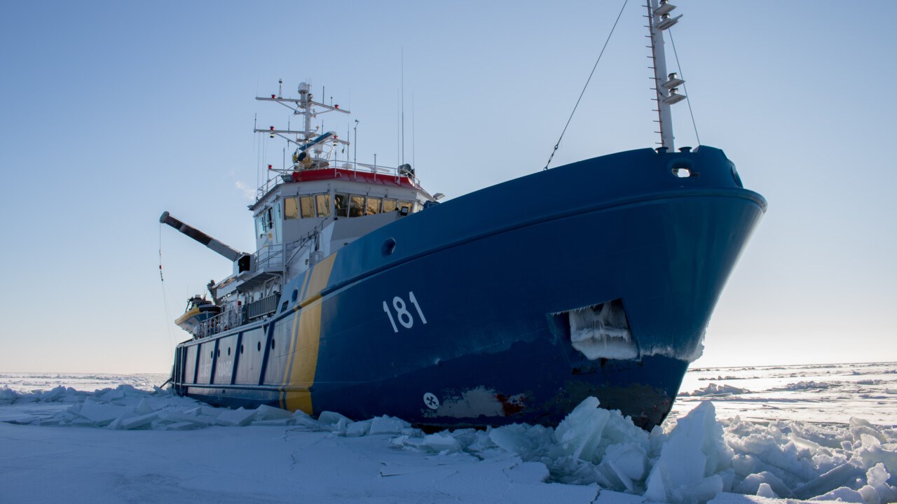 kustbevakningens fartyg KBV 181 i is