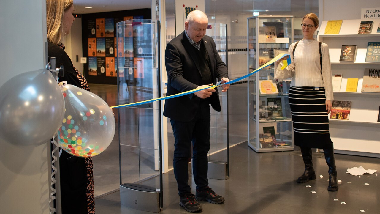 Rektor Hans Adolfsson klipper invigningsbandet till nya biblioteket på Konstnärligt campus.