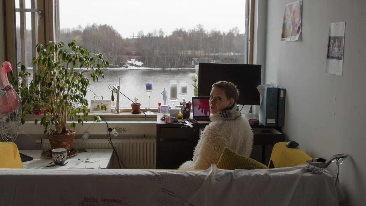 Konsthögskolestudenten Emie (officiellt namn Eva-Marie Elg) i sin ateljé på Konsthögskolan. Emie tar masterexamen vt-23.