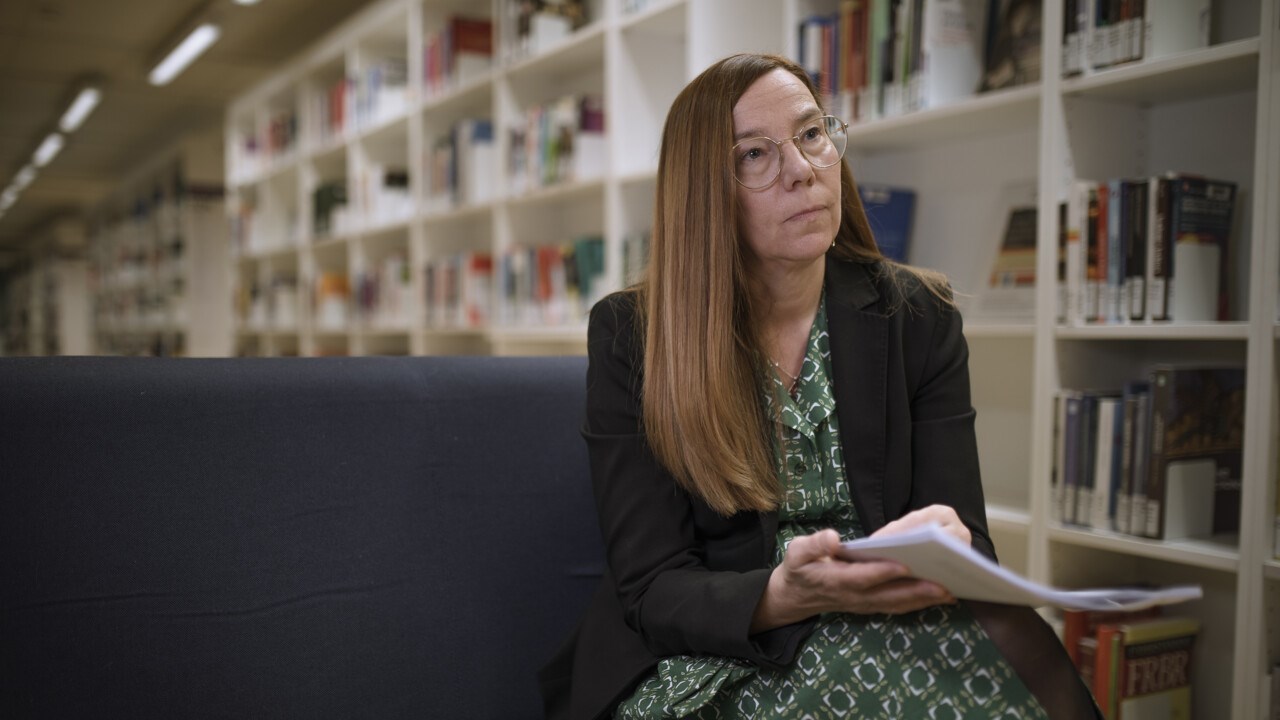 Britt-Inger Keisu ocent i sociologi samt föreståndare för Umeå Centrum för genusstudier, UCGS, sitter i biblioteket.