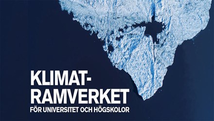 Flygfoto över islandskap i havet med texten Klimatramverket för universitet och högskolor.