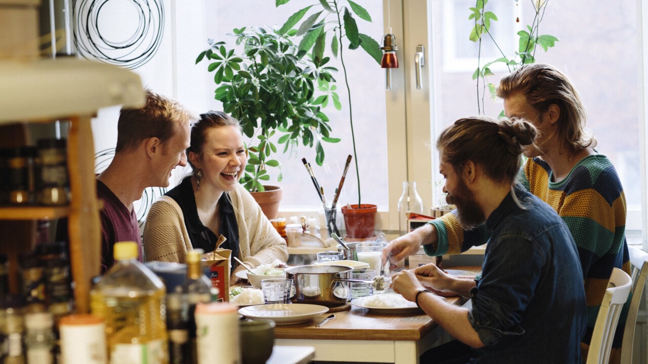 Studenter som bor tillsammans i kollektiv på Ålidhem.