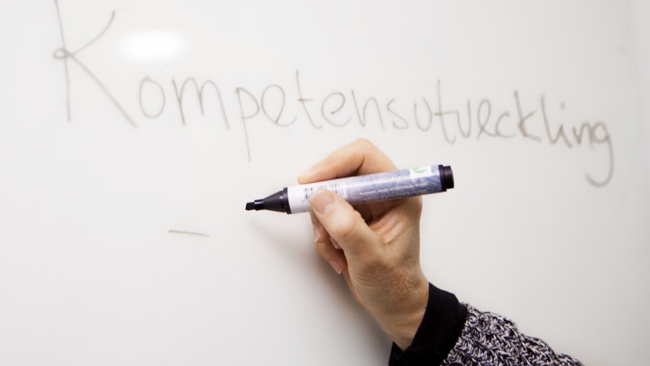 Ordet kompetensutveckling skrivet på en whiteboard.