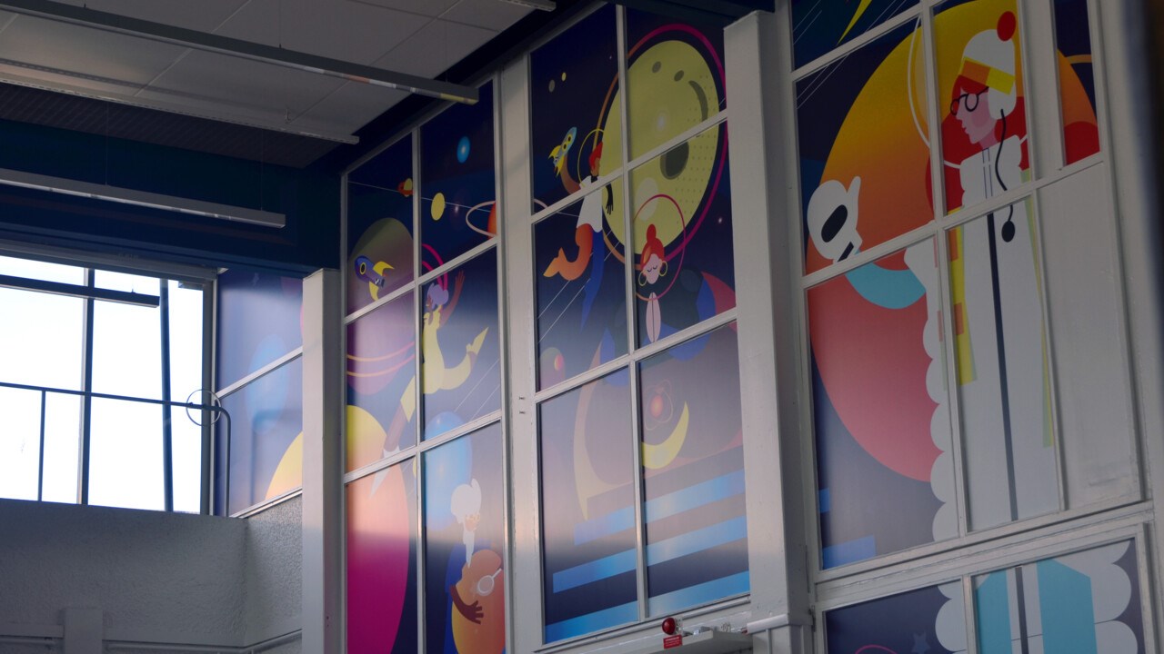 Bild på väggmålning i Rotundan Konstverket som visar astronauter är skapat av Jessica Arevärn