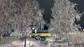 Universitetsbyggnad i vintermiljö