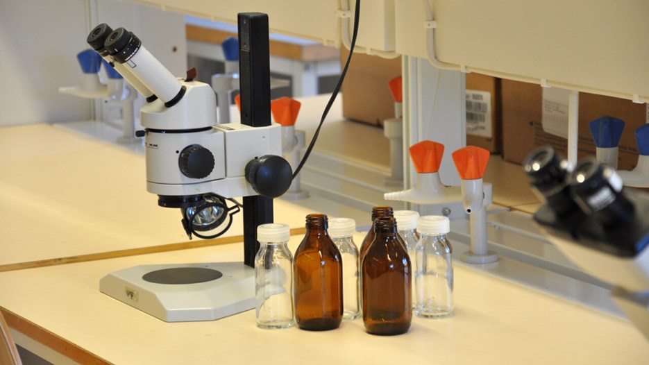 laboratoriebänk med mikroskop