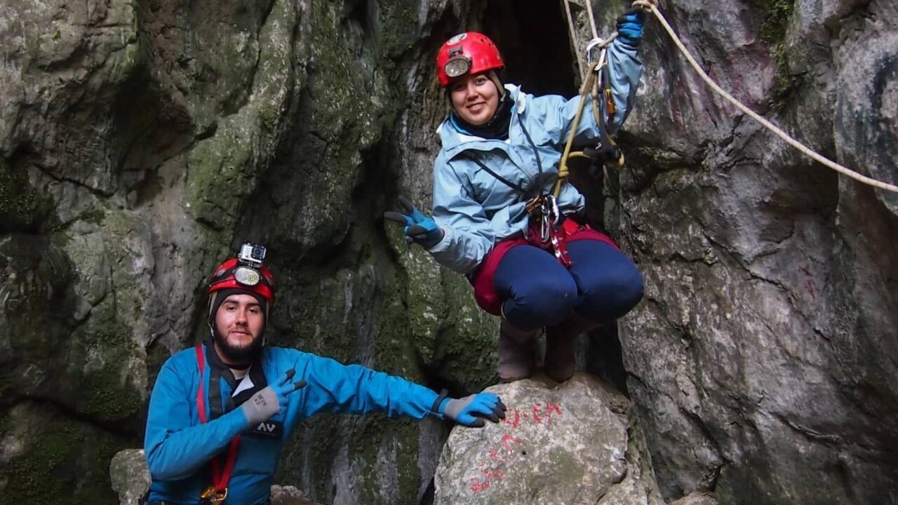 Bild på två forskare i en grotta i Nordafrika