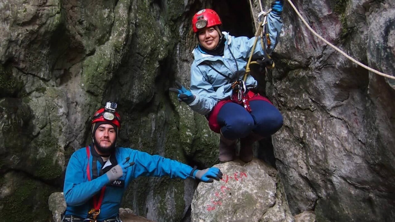 Bild på två forskare i en grotta i Nordafrika