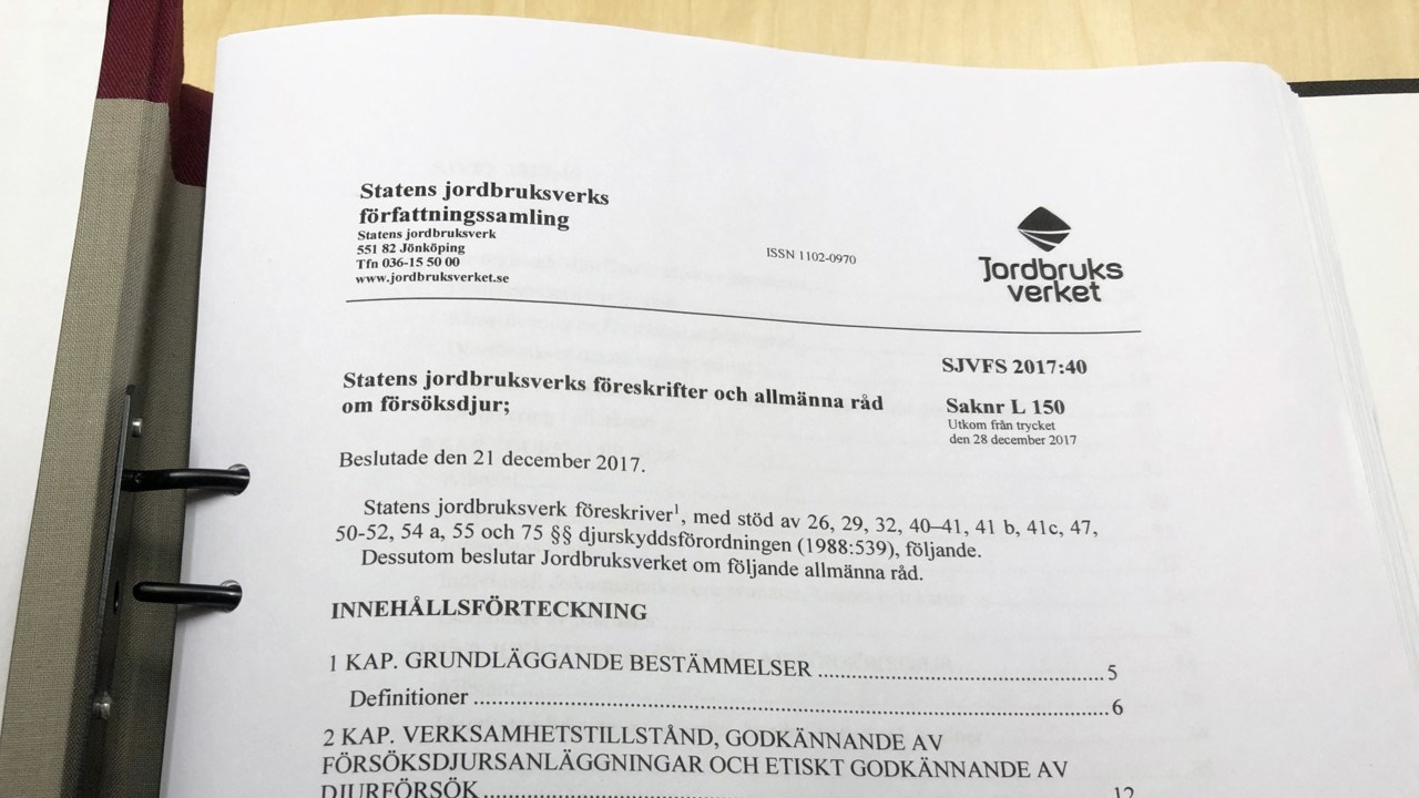 Visar pärm med föreskrifter och råd