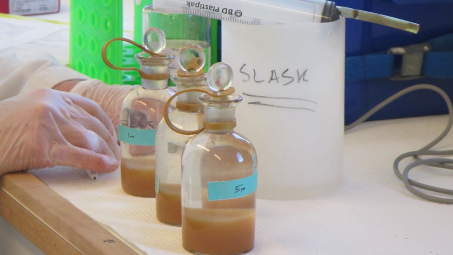 flaskor för analys i laboratoriumet ombord på KBV181