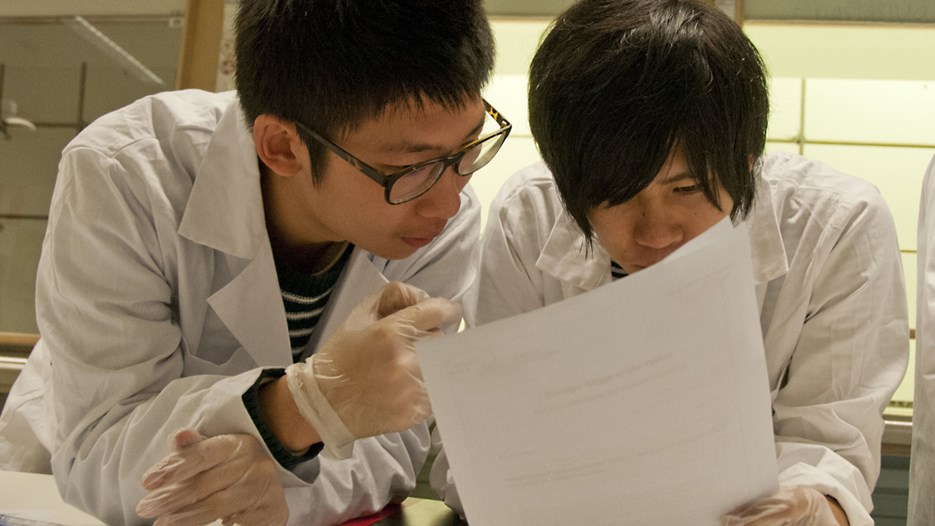 Bild på Li Linfeng och Tahei Suzuki i labbet