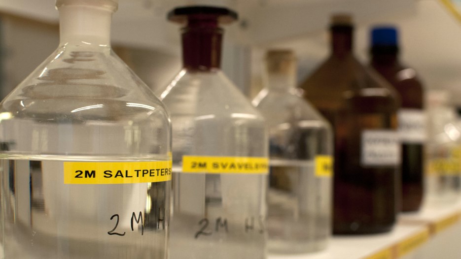 Bild på flaskor i laboratoriet