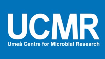 UCMRs logga, vit text med blå bakgrund