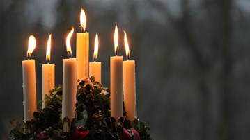 Bild på luciakrona med levande ljus.