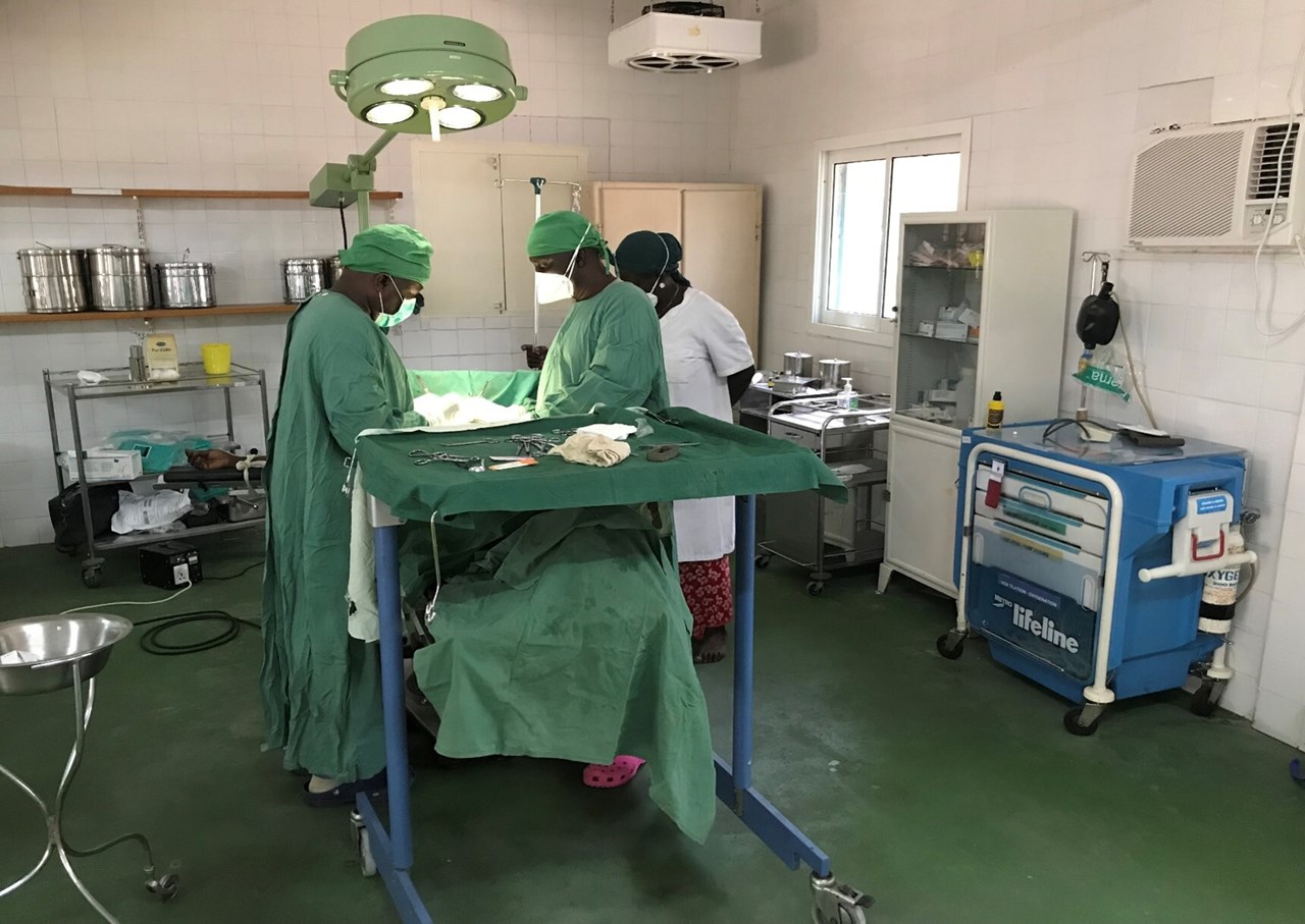 Luftrenaren sitter i taket i en operationssal i Kongo