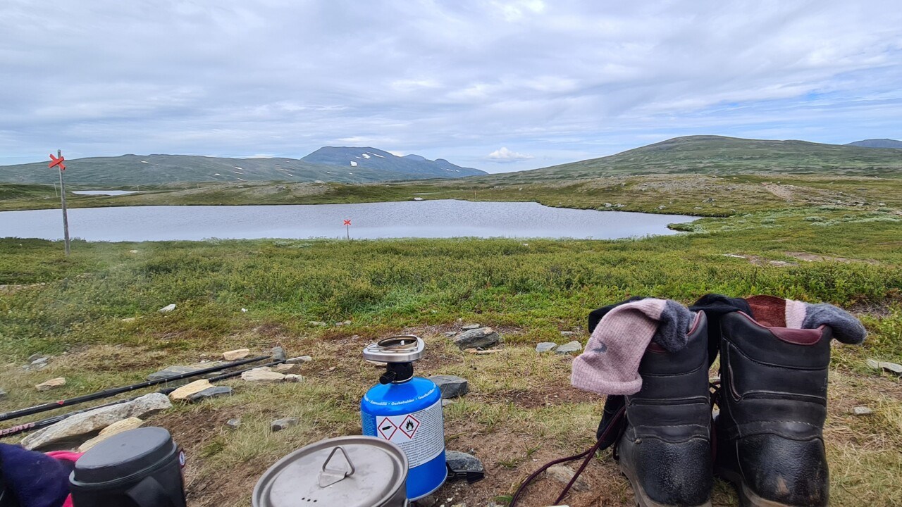 Lunchpaus vid en fjällsjö