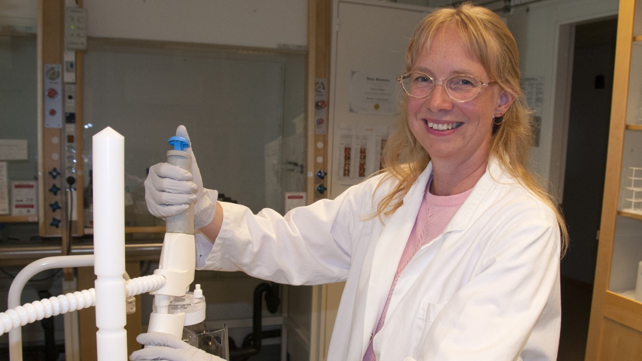 Porträtt på Malin Linder Nording, kemist, i labbet på kemiska institutionen i Umeå.