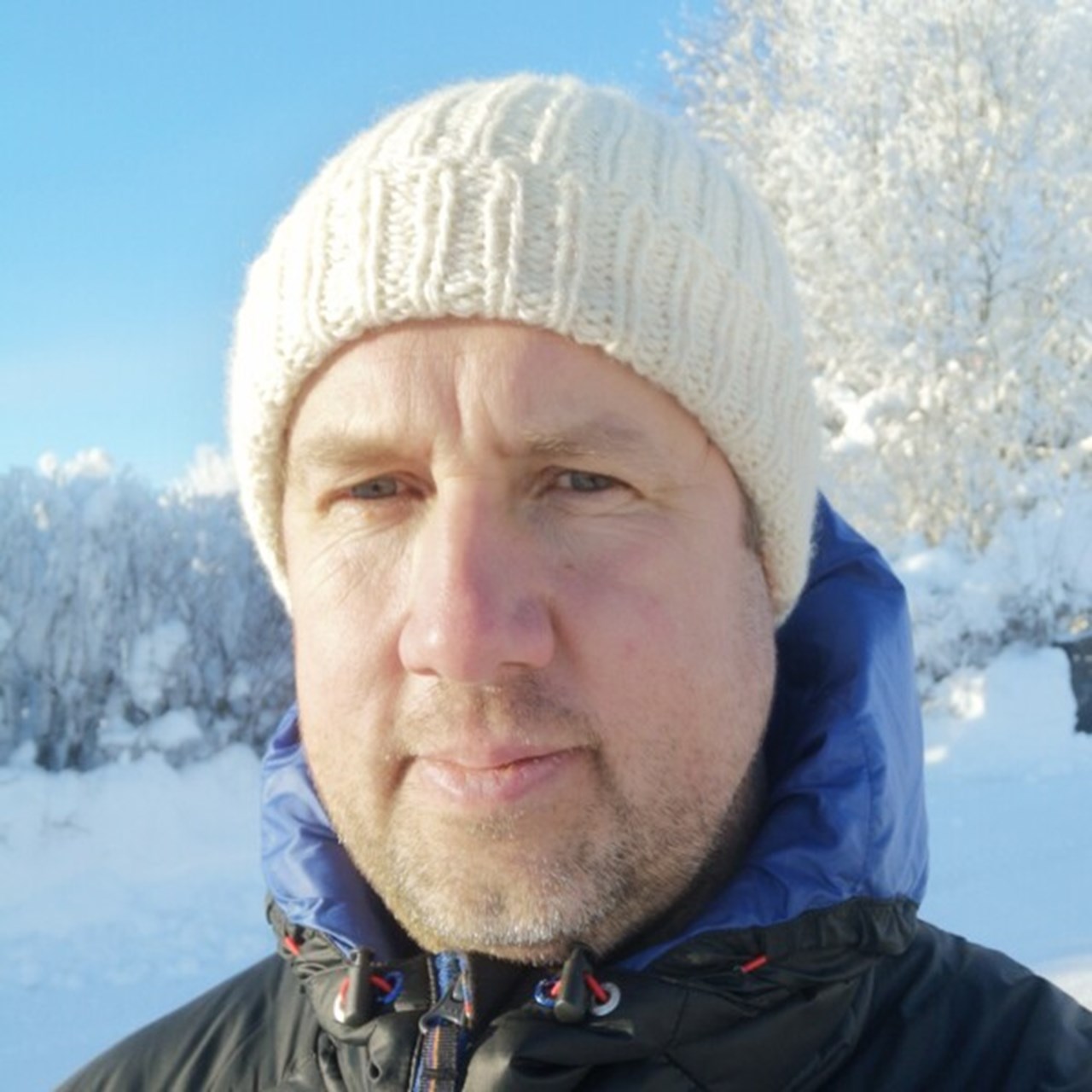 Portrtättbild på Martin Maripuu utomhus på vintern med mössa på