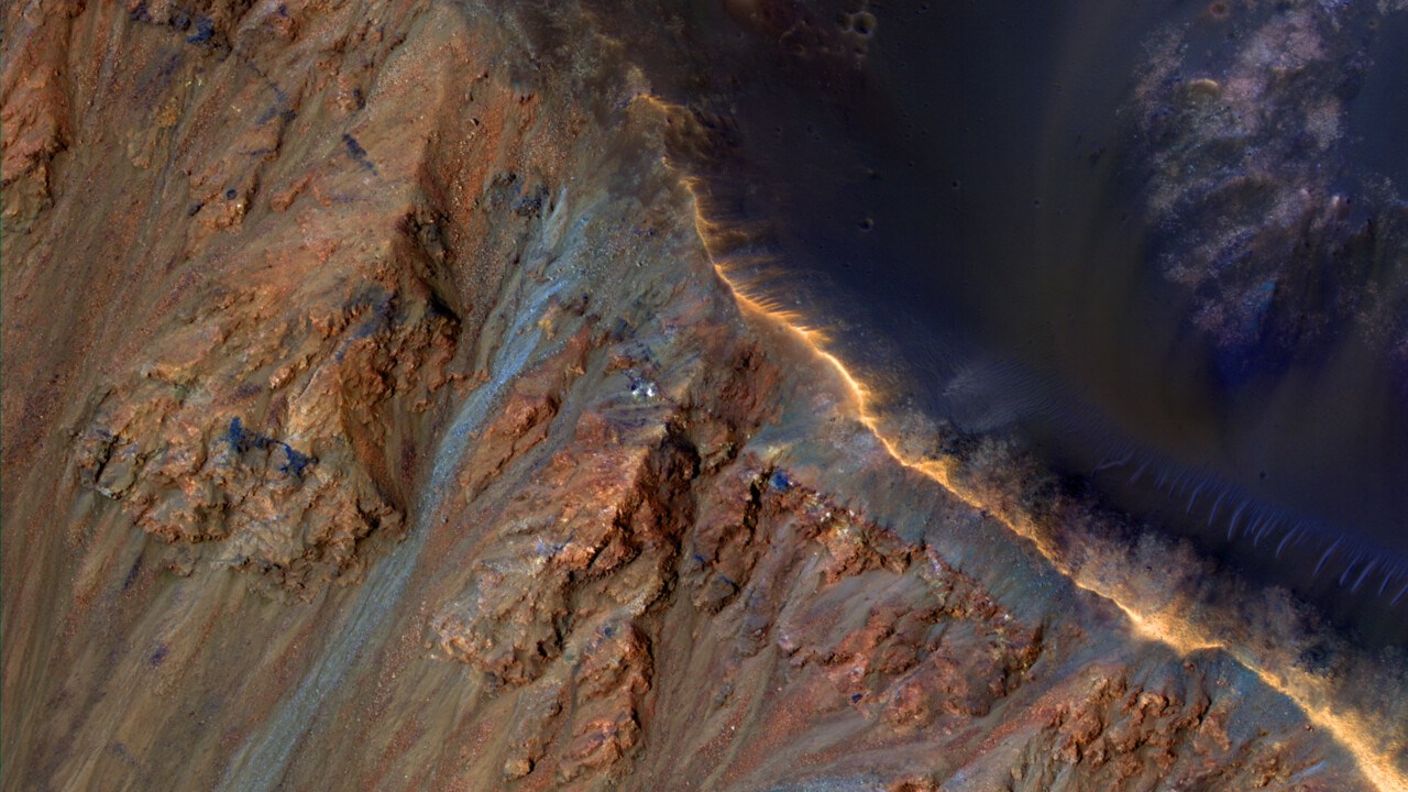 HiRISE-kameravy över Krupac-kratern på Mars och RSL längs kraterväggen.