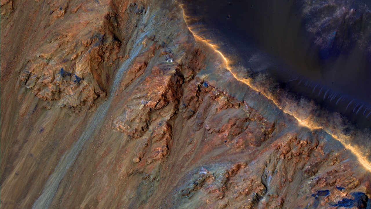 HiRISE-kameravy över Krupac-kratern på Mars och RSL längs kraterväggen.