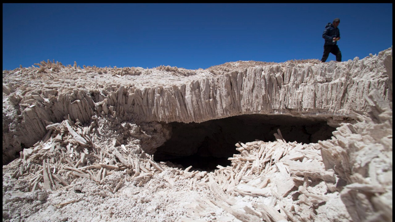 Tomma utrymmen under gipsbäddar i Salar de Pajonales, norra Chile