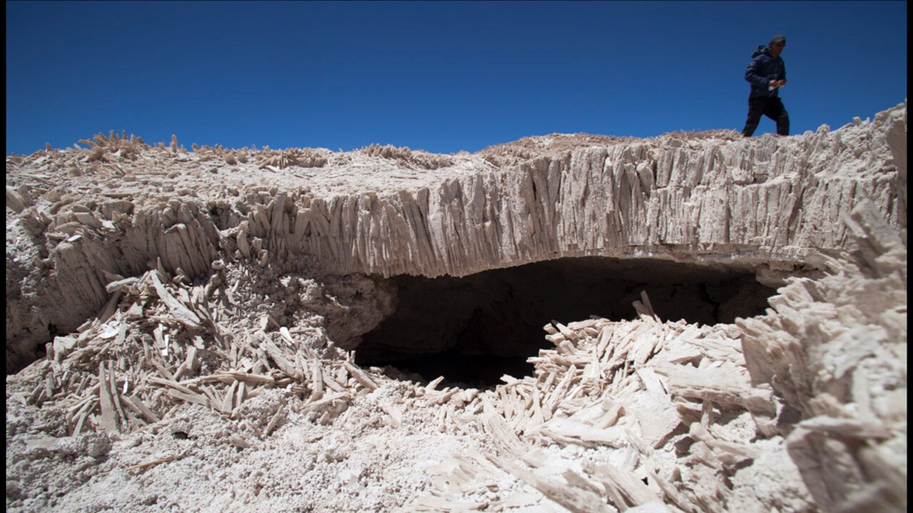 Tomma utrymmen under gipsbäddar i Salar de Pajonales, norra Chile