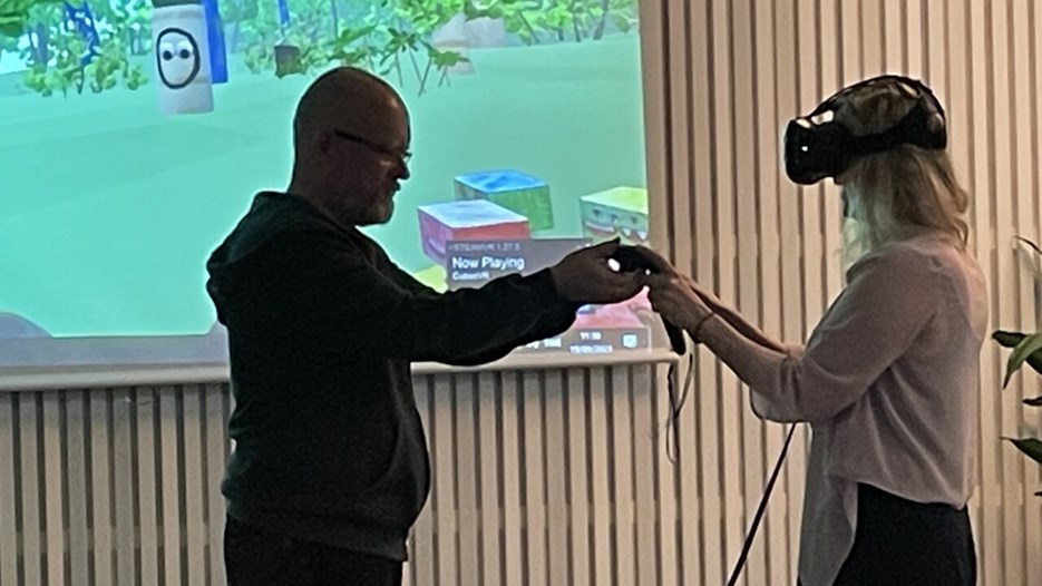 Mattis Lindmark demonstrerar VR-utrustning för besökare.
