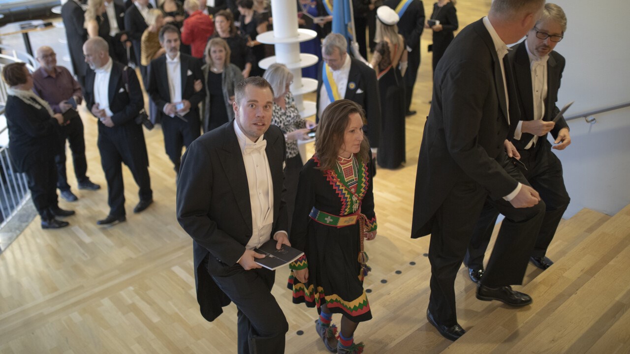 Gäster som minglar före och efter ceremonin vid Årshögtiden 2018.