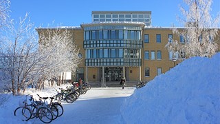Foto av MIT-huset vid Umeå universitet