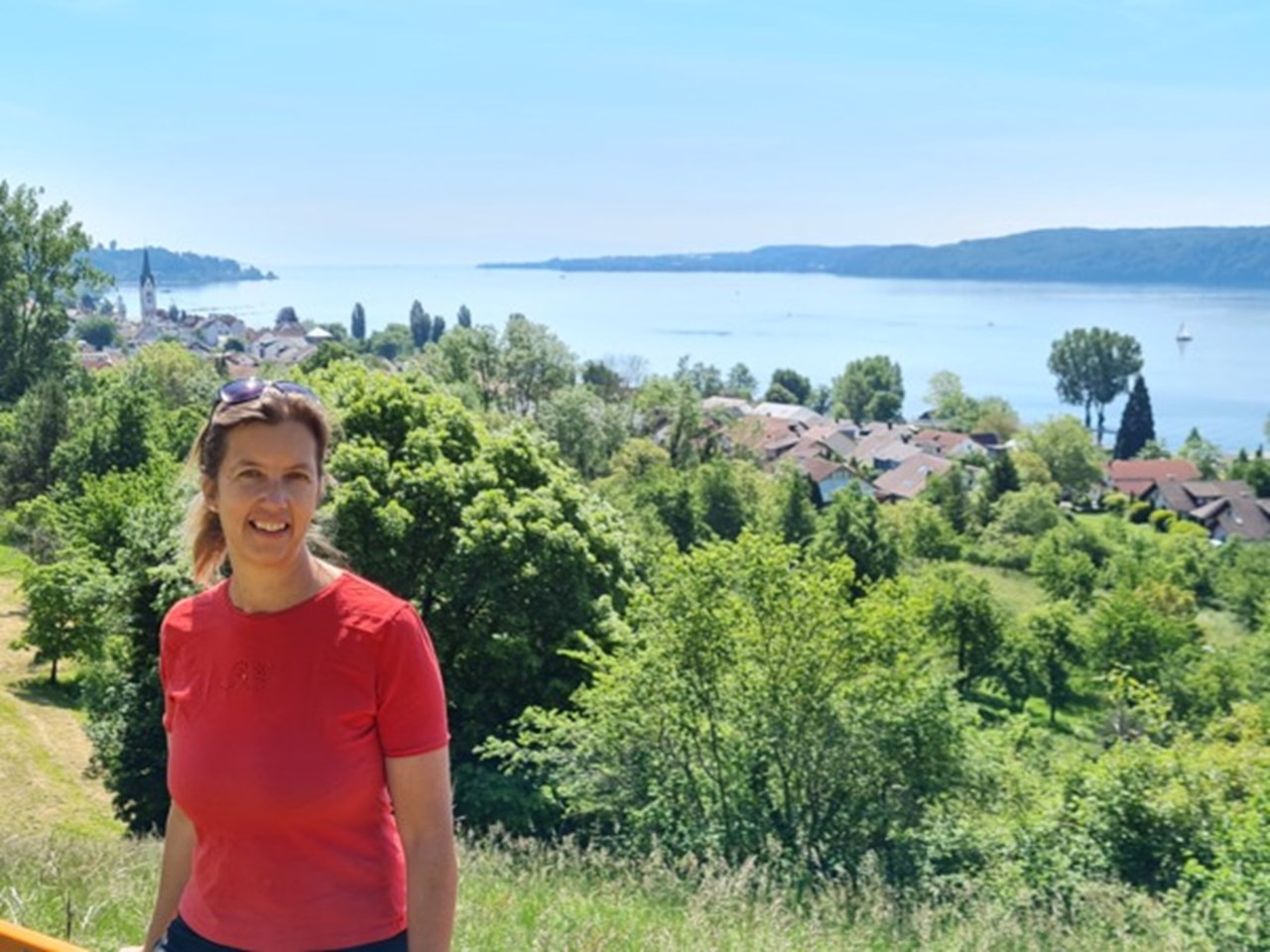 Monica Bravo Granström i naturen, en havsvik i bakgrunden.