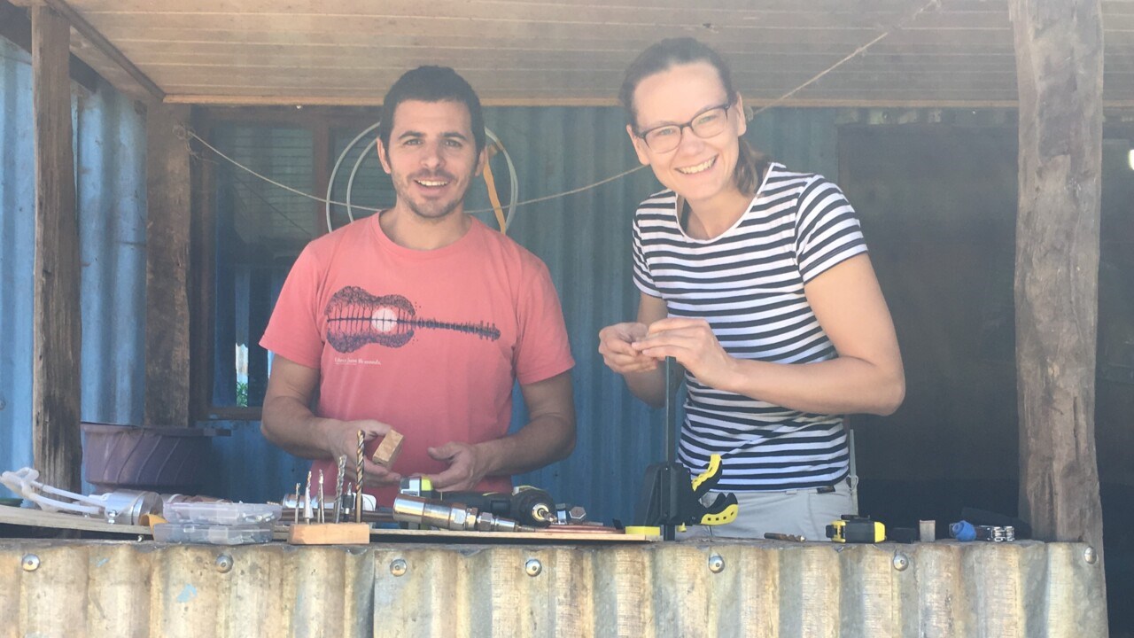 Natxo García López och hans kollega Eleonora Borén förbereder mätutrustningen under en fältmätningskampanj i Kenya.