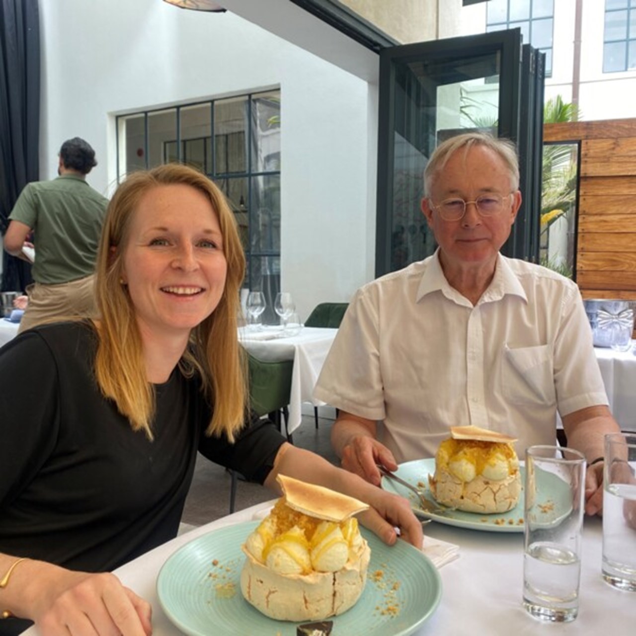 Nina Dahle och hennes handledare Bruce Arroll fikar Pavlova.