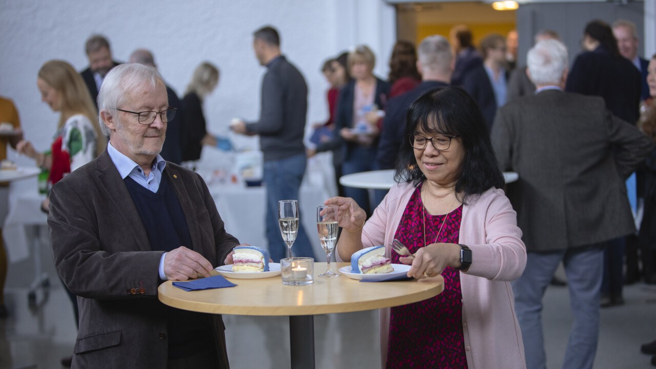 Makarna Bernt Eric Uhlin och Sun Nyunt Wai var där. Bernt Eric Uhlin är senior professor i medicinsk mikrobiologi. Han var föreståndare och drev MIMS och UCMR under de första decennierna. Han var också ansvarig för rekryteringen av Emmanuelle Charpentier. Sun Nyunt Wai är professor vid Institutionen för molekylärbiologi