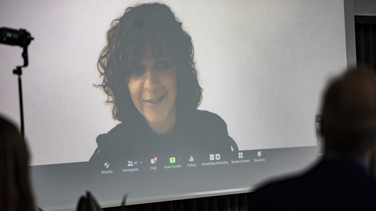 Bild på Emmanuelle Charpentier på skräm, då hon fanns med på länk från Berlin då covid-19 hindrade henne från att resa och vara med fysiskt.