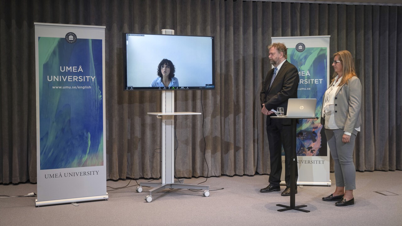 Emmanuelle Charpentier på länk från Berlin under presskonferensen. Ola Nilsson, kommunikatör vid Kansliet för medicin, var moderator och hade Katrine Riklund, prorektor, vid sin sida.