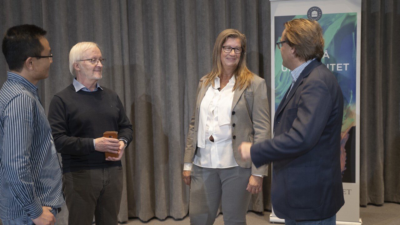 Yaowen Wu, föreståndare UCMR, Bernt Erik Uhlin, senior professor, Katrine Riklund, prorektor och Oliver Billker, föreståndare på MIMS under presskonferensen med Emmanuelle Charpentier angående Nobelpriset.