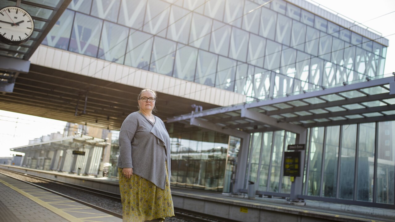 Bild på Annika Nordlund vid tågstationen Umeå Östra. 