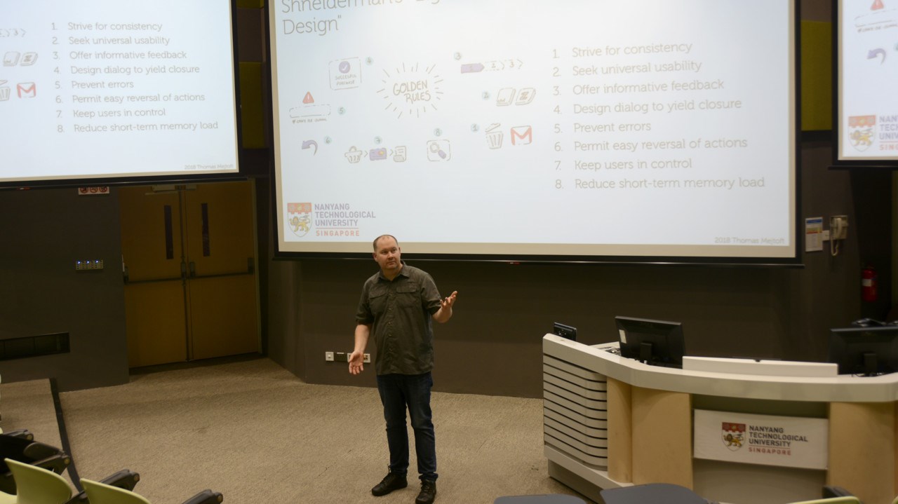 Universitetslektor Thomas Mejtoft i föreläsningssalen på Nanyang Technical University i Singapore.