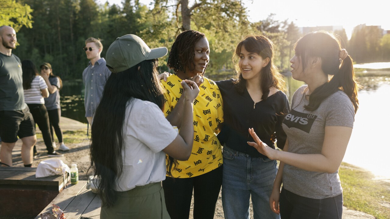 Bild som föreställer internationella studenter vid Nydalasjön i Umeå. 