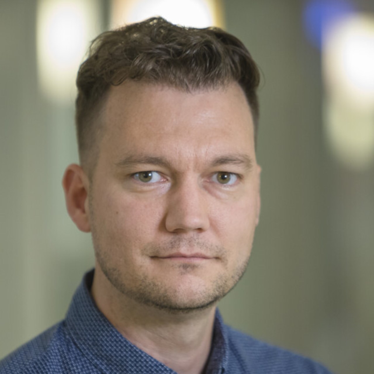 Porträttbild på Daniel Öhlund, Anknuten som biträdande universitetslektor vid Institutionen för strålningsvetenskaper, Umeå universitet.