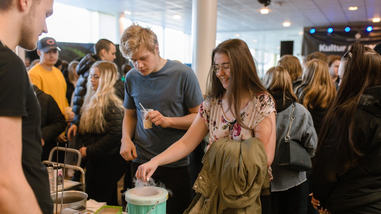 Besökare framför monter med experiment på Öppet hus 2020.