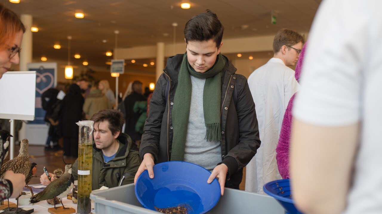 Besökare framför monter under Öppet hus 2020.