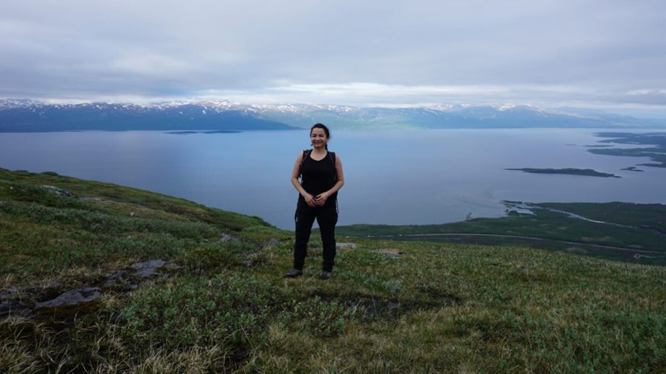 Pamela Bachmann-Vargas hajkar på Nuolja-fjället med Torneträsksjön i bakgrunden.