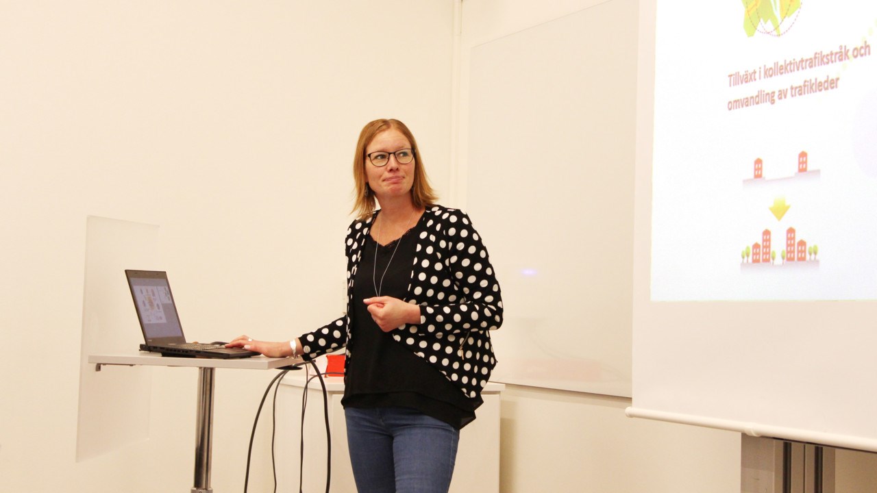 Malin Lagervall, planeringschef på Umeå kommun, håller i en dialog om socialt hållbara stadsdelar.