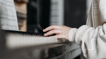 någon spelar piano