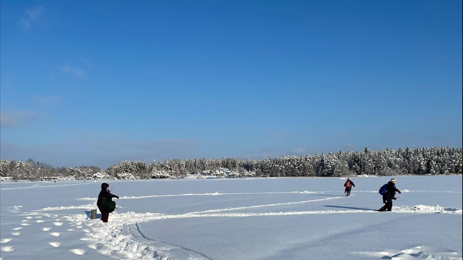Studenter och anställda provar på pimpelfiske