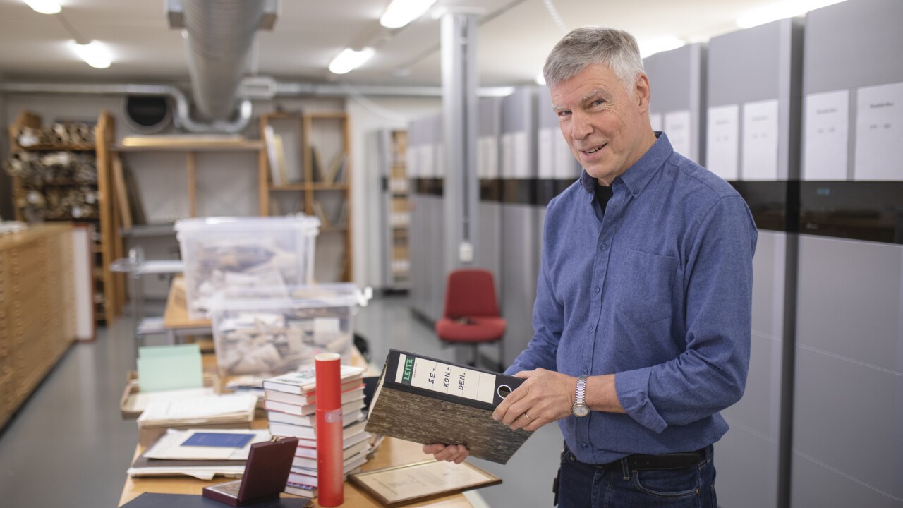 Göran Larsson, arkivarie vid Umeå universitetsbibliotek, bläddrar bland PO Enquists böcker.