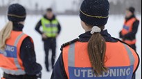Polisstudenter och lärare under övning vintertid.