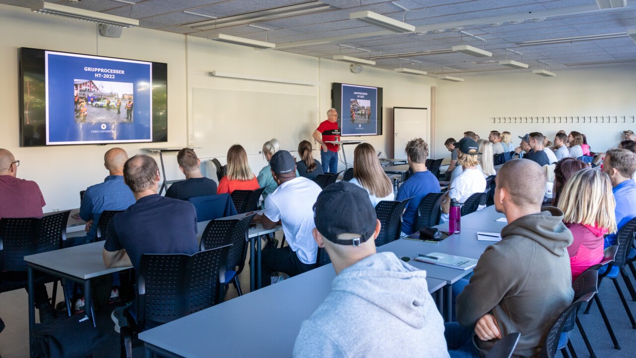 Polisstudenter i klassrum vid terminsstarten höstterminen 2022.