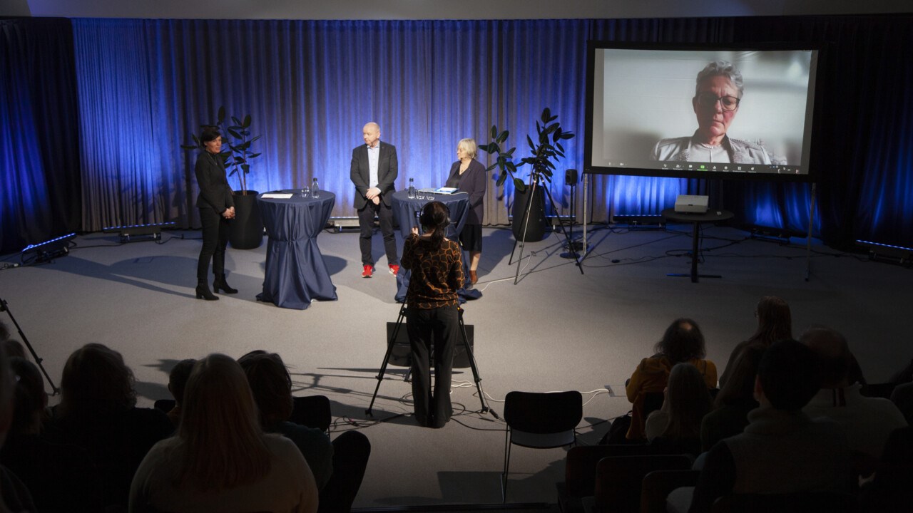 Karin Röding presenterade sin rapport om Umeå universitets hantering av misskötsamhet i Rotundan. Röding fanns med på distans. Hans Adolfsson och Heidi Hansson fanns på plats. Moderator var Karolina Broman. Kommunikationsenheten sända eventet live.